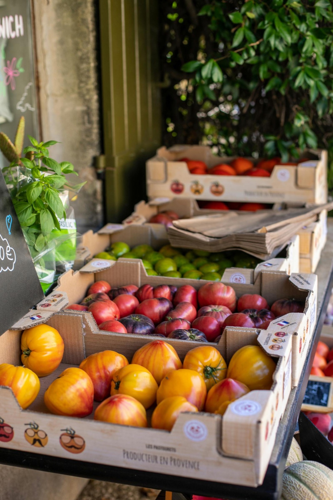 Étal de marché provençal, tomates de producteur