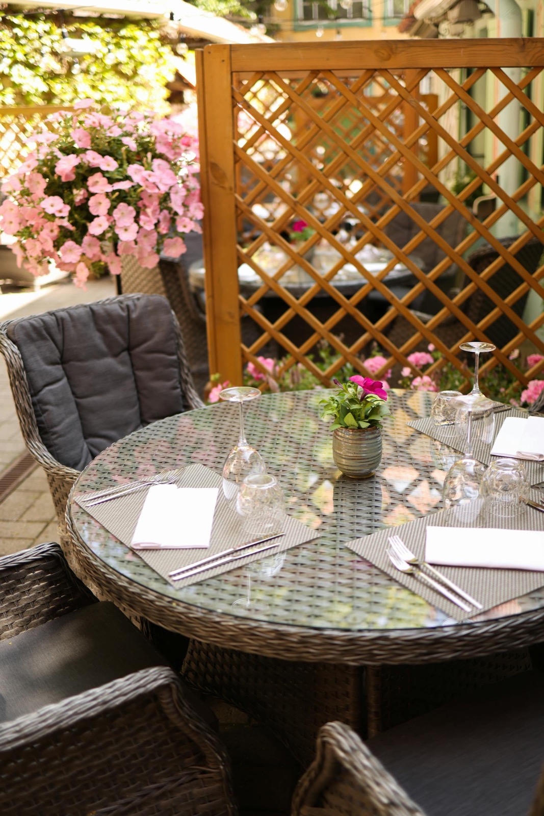 Table de terrasse dressée pour le déjeuner