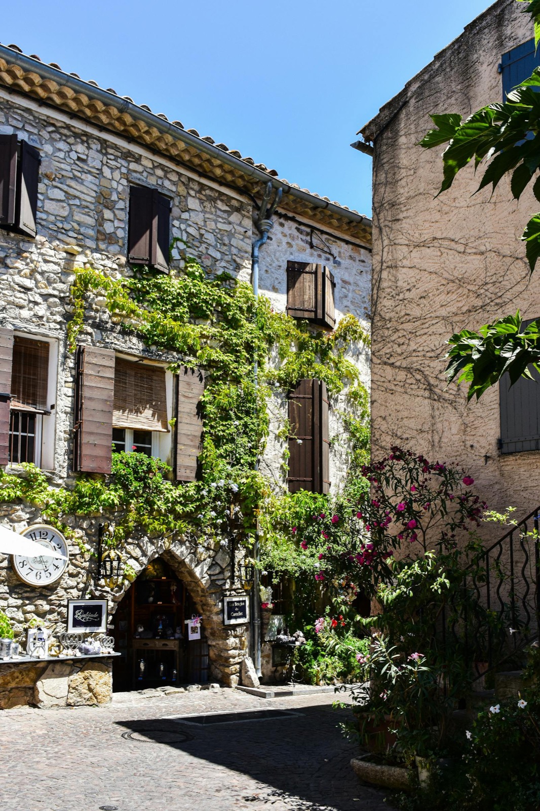 Façade de pierre chaude, vieille ville de Menton